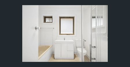 Beautifully Presented Brick Home in Prime East Geelong Location - Photo 3