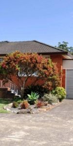 Spacious & Convenient 2-Bedroom Villa with Double Garage, Close to Stations - Photo 4