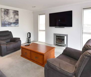 Immaculate Family Home - Photo 2