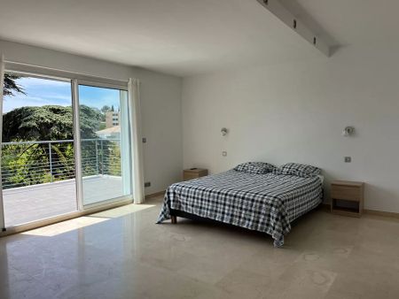 A louer à Marseille 13012 - Maison de grand standing avec jardin, piscine et garage - Photo 2