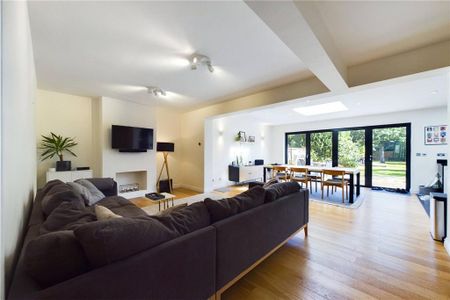 4 bedroom semi-detached house to rent - Photo 4