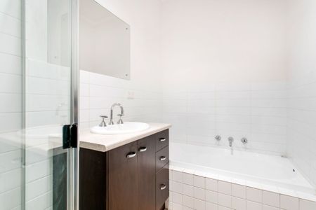 Modern 3 bedroom home, offering spacious and low maintenance living - Photo 4