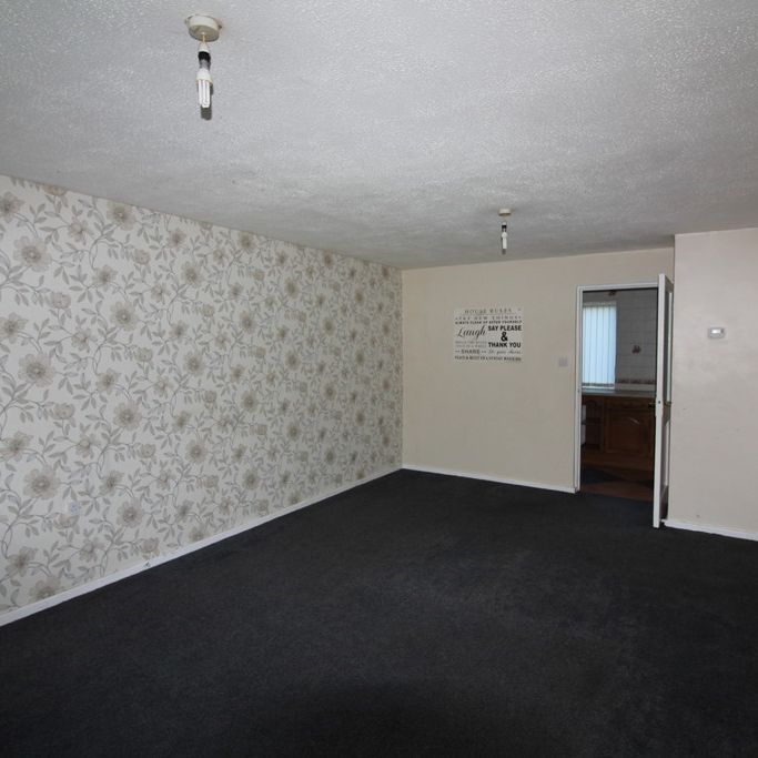 3 Bedroom Semi-Detached House - Photo 1