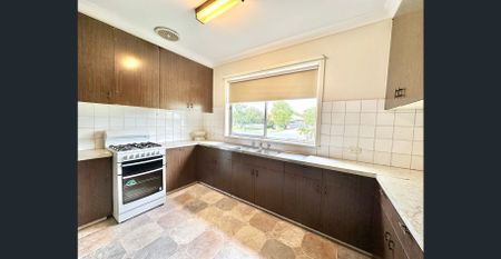 Spacious Unit in Prime Location – Walk to Dean Street! - Photo 4