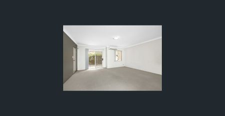 Freshly Painted Spacious 2 Bedroom Ground Floor Apartment With Courtyard - Photo 2