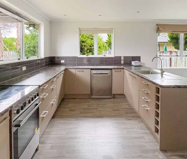 Large Family Home - Sought After Location - Photo 3