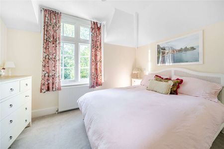 A charming, period family home conveniently situated in an attractive private road in Tunbridge Wells. - Photo 2
