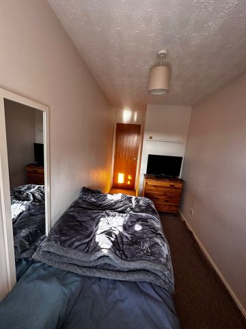 Room in a Shared Flat, Riddell Court, M5 - Photo 2
