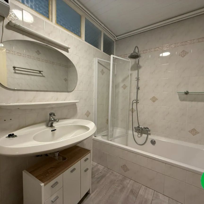 Gelijkvloerse woning met 3 slaapkamers, dubbele garage en tuin - Photo 1