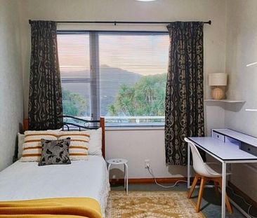 Sunny and Spacious 4-Bedroom, 2-Bathroom Home - Photo 6