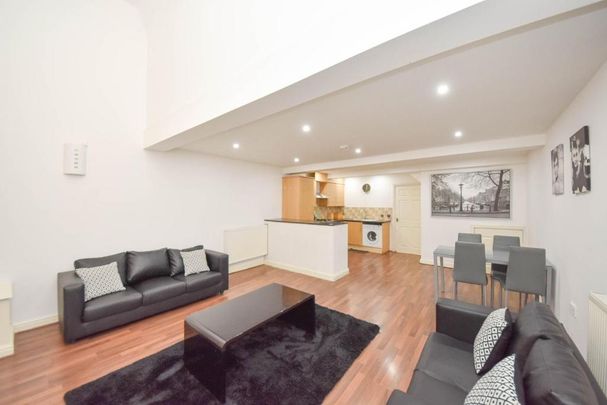 2 bedroom mews to rent - Photo 1