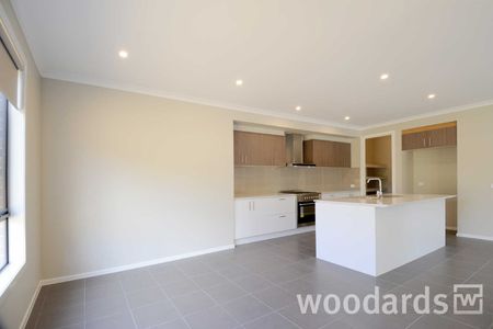 IMPRESSIVE TOWNHOUSE IN MOUNT WAVERLEY SCHOOL ZONE - Photo 2