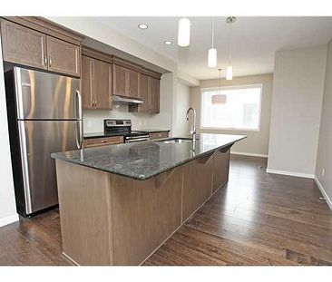 Like new, double garage 3 bdrms townhouse in Panorama hills! - Photo 1