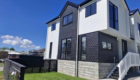 Super modern townhouse with a backyard! - Photo 5