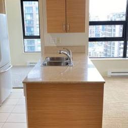 28th Floor, 680 sq. ft 1 bed, 1 bath, 1 den - Photo 4