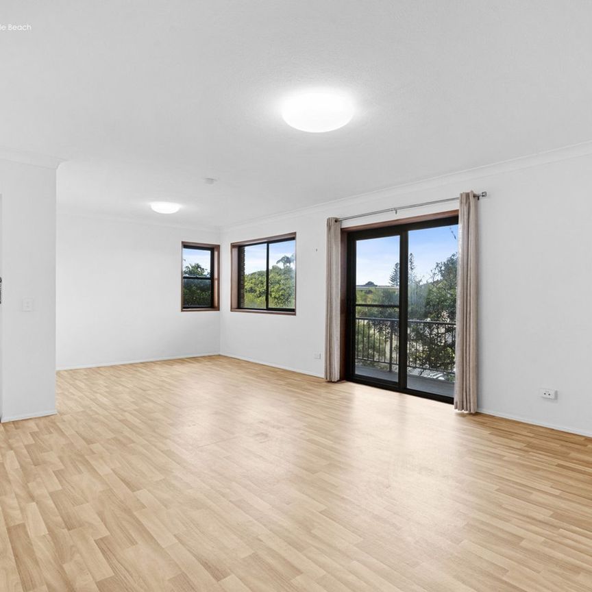 Spacious Beachside Apartment with Renovated Kitchen - Photo 1