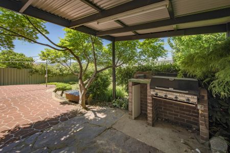 Spacious 4-Bedroom Family Home with Stunning Views – Prime Location! - Photo 4