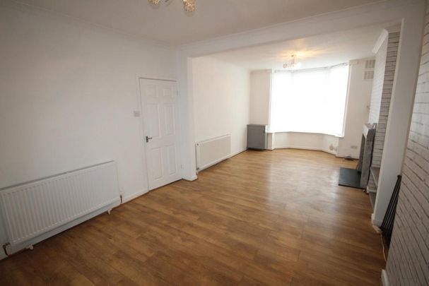 3 bedroom end of terrace house to rent - Photo 1
