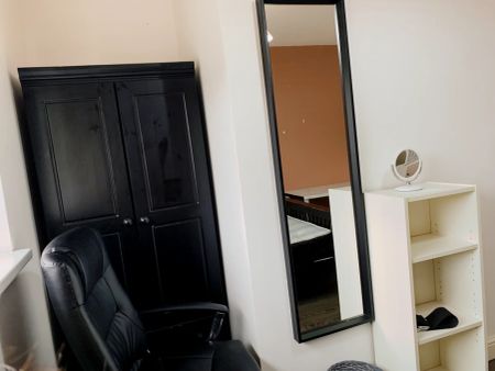 room 4 - Photo 3