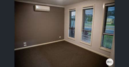 THREE BEDROOM HOME IN GREAT LOCATION! - Photo 4