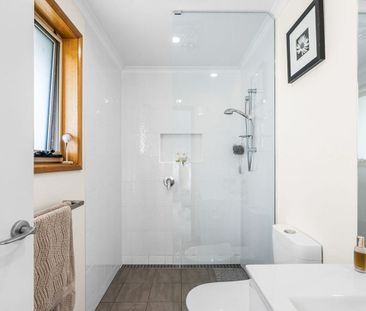 Quality Cambridge Home Offering Comfort and Convenience - Photo 1