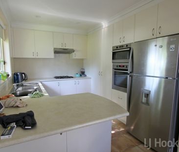 Beautiful 3 Bedroom Ensuite Home - Photo 6