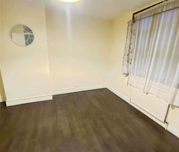 3 bedroom flat to rent - Photo 2