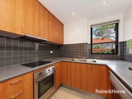 House with 3 bedrooms, 2 bathrooms & parking for 1 car - Photo 4