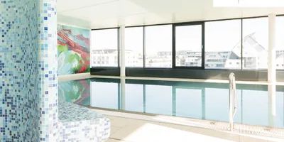 2 ZIMMER-WOHNUNG mit Balkon, Panoramapool, Fitnessraum und Sonnendeck/Dachterrasse am Kirschblütenpark - Photo 3