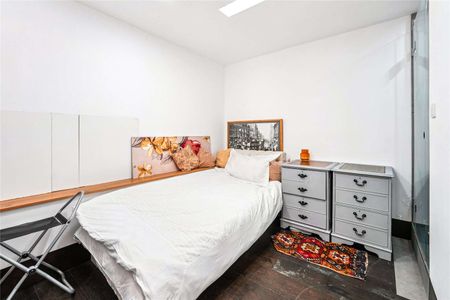 A beautifully bright period house with roof terrace moments from South Kensington. - Photo 5