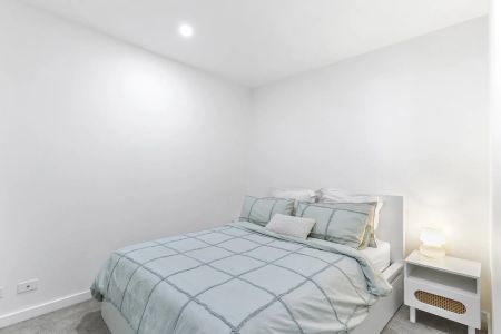 Contemporary Two-Bedroom Apartment with Exceptional Views - Photo 3