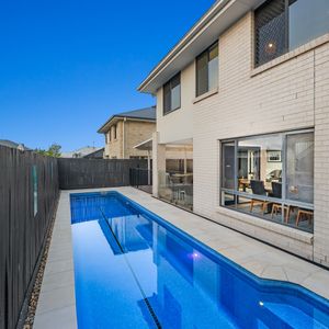 CONTEMPORARY HOME OFFERING ULTIMATE COMFORT AND ENTERTAINING - Photo 2