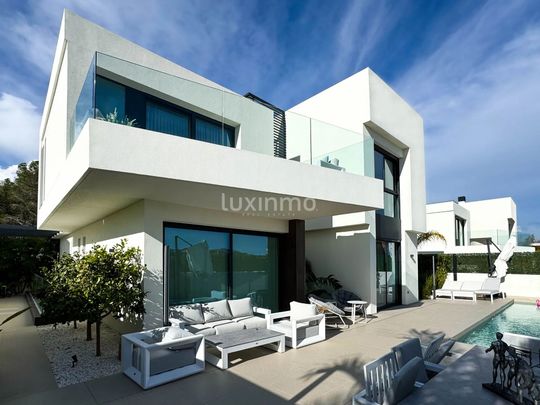 Luxury Villa with Mountain & Sea Views in La Nucia - Photo 1