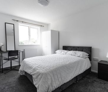 4 bedroom semi-detached house to rent - Photo 2