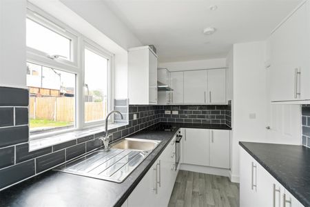 4 bed semi-detached house to rent in Warstock Road, Birmingham, B14 - Photo 2