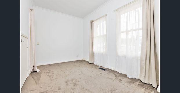 Spacious Townhouse in Prime Kensington Location - Photo 1