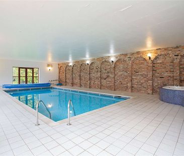 A spacious 5 bedroom detached house with indoor swimming pool, jacu... - Photo 1