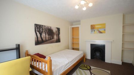 1 bedroom in a house share to rent - Photo 2