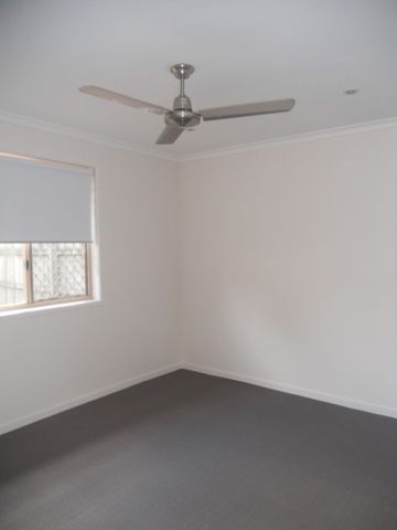 LARGE FAMILY HOME! - Photo 2