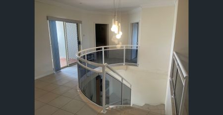 Luxury Living 5 Bedroom home plus study - Photo 4