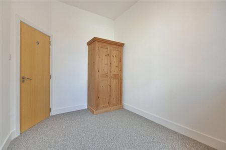 3 bedroom flat to rent - Photo 5