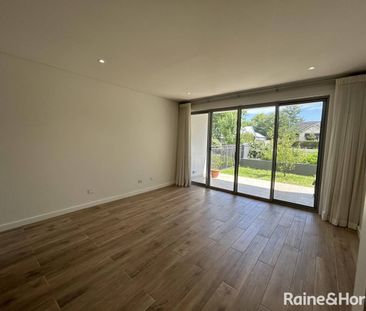 Luxury Townhouse Living - Prime Location with Modern Comforts - Photo 6