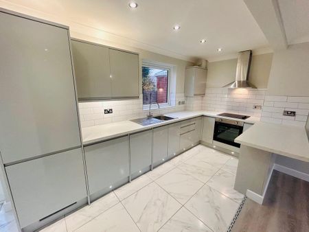 4 bedroom semi-detached house to rent - Photo 4