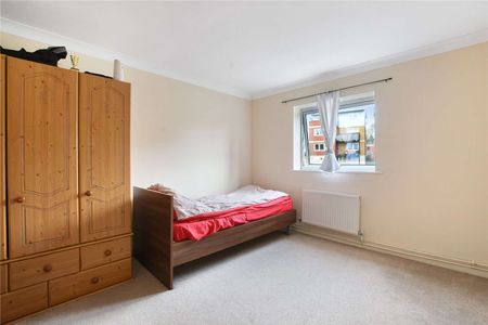 An attractive two double bedroom apartment, set on the first floor in the heart if Rickmansworth town centre. Offered unfurnished and available early January. - Photo 5