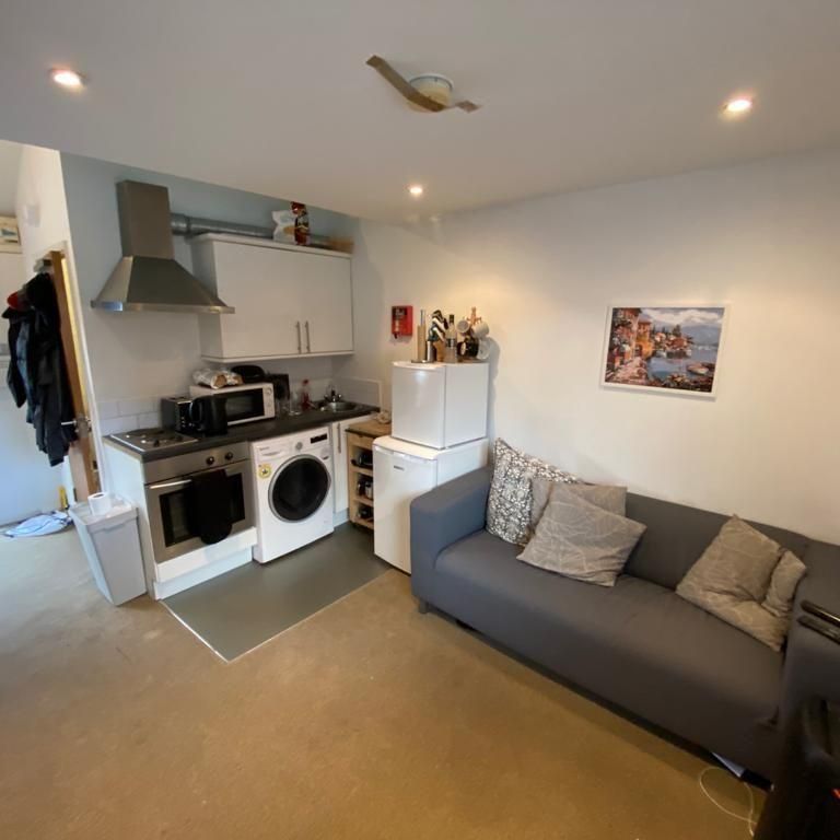 Studio to rent - Photo 1