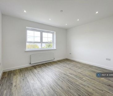 4 bedroom semi-detached house to rent - Photo 6