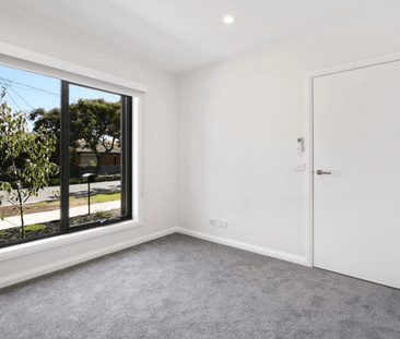 Perfectly Positioned Townhouse - Photo 4