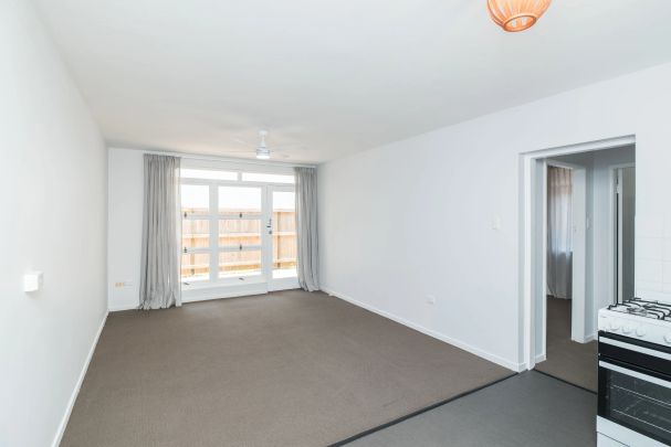 A MUST SEE - SPACIOUS GROUND FLOOR 1 BEDROOM UNIT - Photo 1
