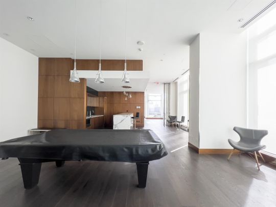 Park Avenue. One Bedroom Close to King George Skytrain Station - Photo 1