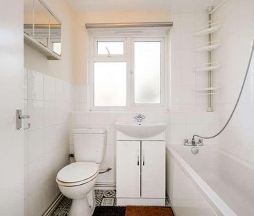 Brading Crescent, Wanstead, E11 - Photo 2